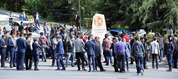 Ülkücüler Türkeş’in kabrinin girişini kapattı