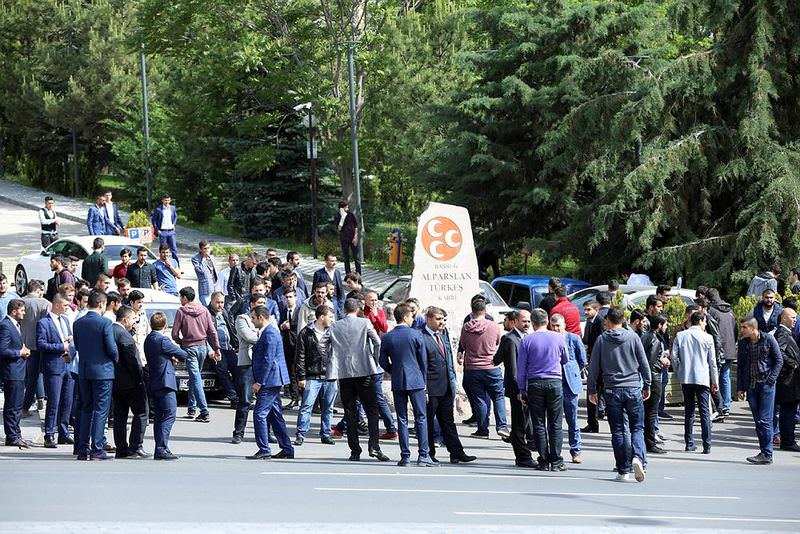 Ülkücüler Türkeş'in kabrinin girişini kapattı