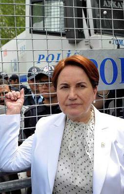 Akşener herkesin içinde kocasını fırçaladı