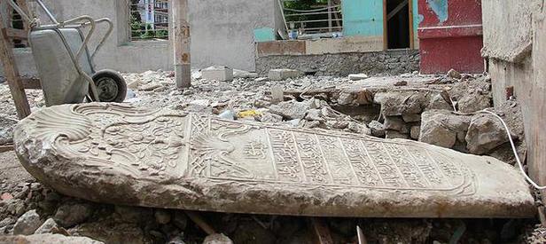 Tarihi camiden iki asırlık mezar taşı