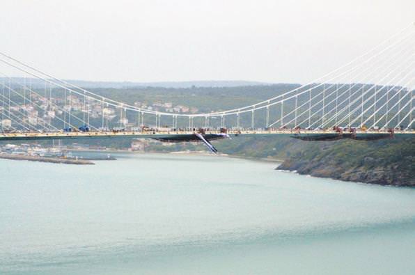 3. köprüye bayrak asıldı