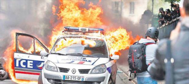 Paris yanıyor ile ilgili görsel sonucu