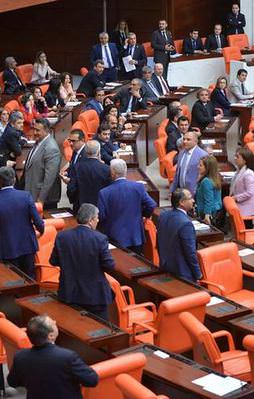 CHP'li vekiller resmen kaçtı!