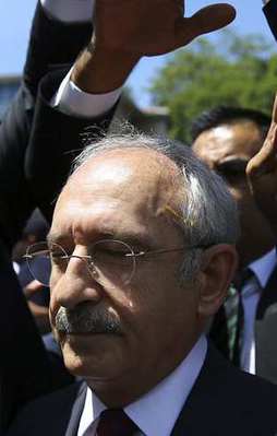 Kılıçdaroğlu'na cenazede yumurtalı protesto