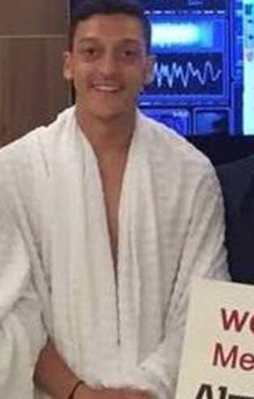 Mesut Özil umreye gitti