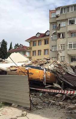 Tahliye edilen apartman çöktü