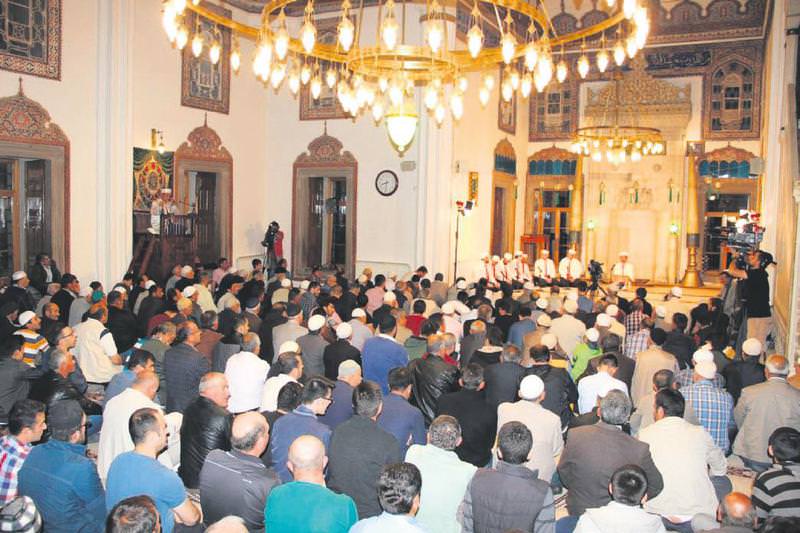 Eller duaya açıldı