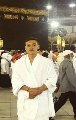 Mesut Özil Umre'ye gitti