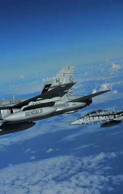 İki savaş uçağı havada çarpıştı!