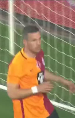 Podolski boş kaleye kaçırdı