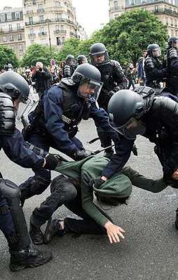 Fransız polisinden eylemcilere sert müdahale