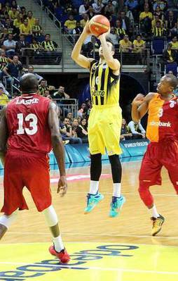 Fenerbahçe seride 2-0 öne geçti!