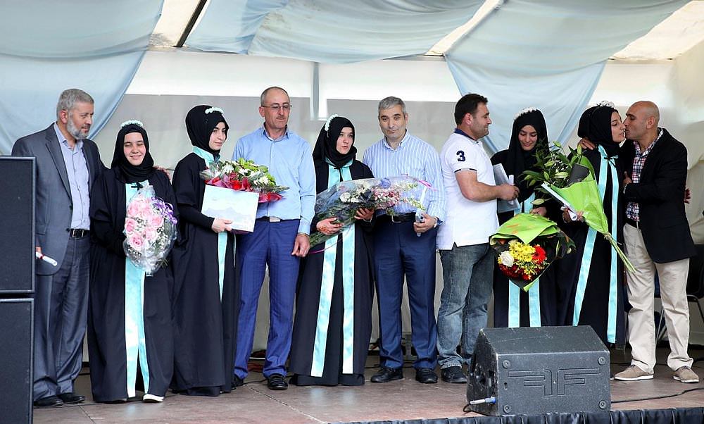 Avrupa'nın ilk imam hatip lisesi mezunlarını verdi-1