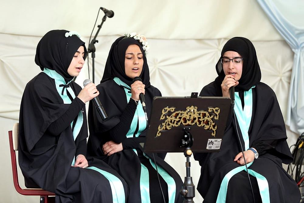 Avrupa'nın ilk imam hatip lisesi mezunlarını verdi