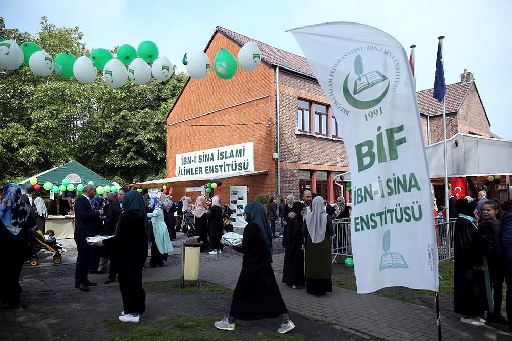 Avrupa'nın ilk imam hatip lisesi mezunlarını verdi-3