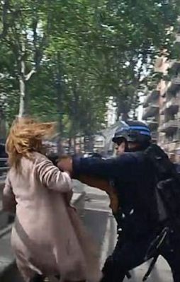 Fransız polisi eylemcileri tekme tokat dövdü