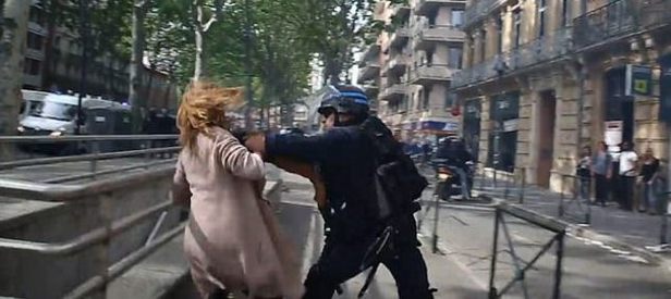 Fransız polisi eylemcileri tekme tokat dövdü