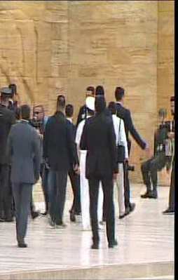 Nöbet tutan asker bir anda bayıldı