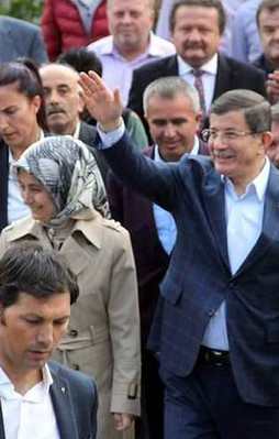 Davutoğlu çiftine Göynük'te büyük ilgi