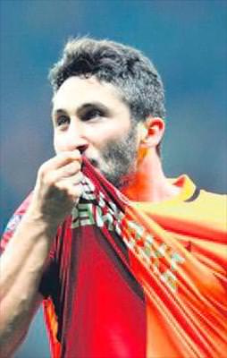 Sabri imzayı atıyor