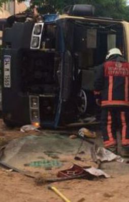 İstanbul'da minibüs devrildi: Yaralılar var