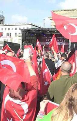Avrupa'daki Türkler'den büyük protesto