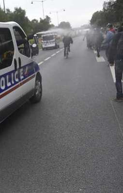 Fransa'da polis göstericileri ezmeye çalıştı
