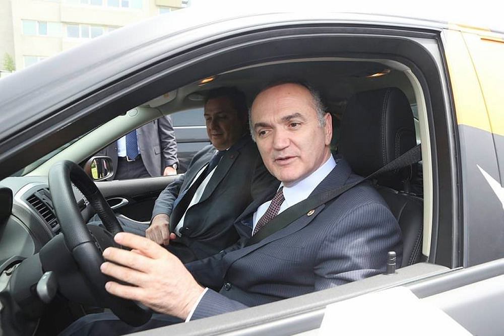 Bakan Özlü yerli otomobili test etti-1