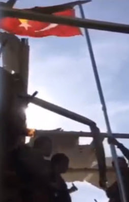 Nusaybin'de bayrağımızın göndere çekiliş anı