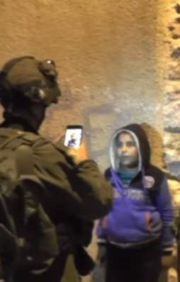 İsrail askerleri onlarca Filistinli çocuğu tek tek fotoğrafladı