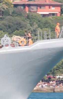 Rus gemisinden provokatif geçiş