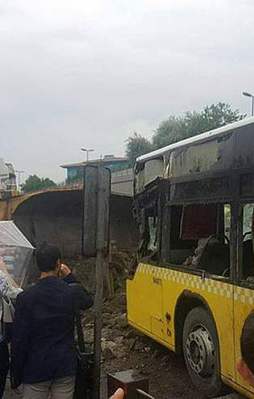 Metrobüs yolunda feci kaza