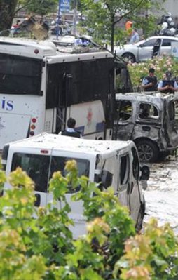 İstanbul'da polis aracına bombalı saldırı