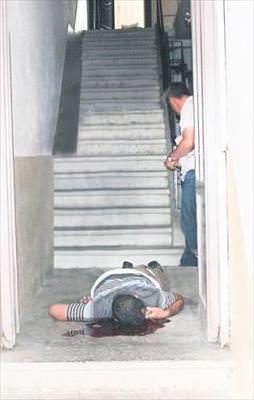 Tecavüzcüsünü öldürdü