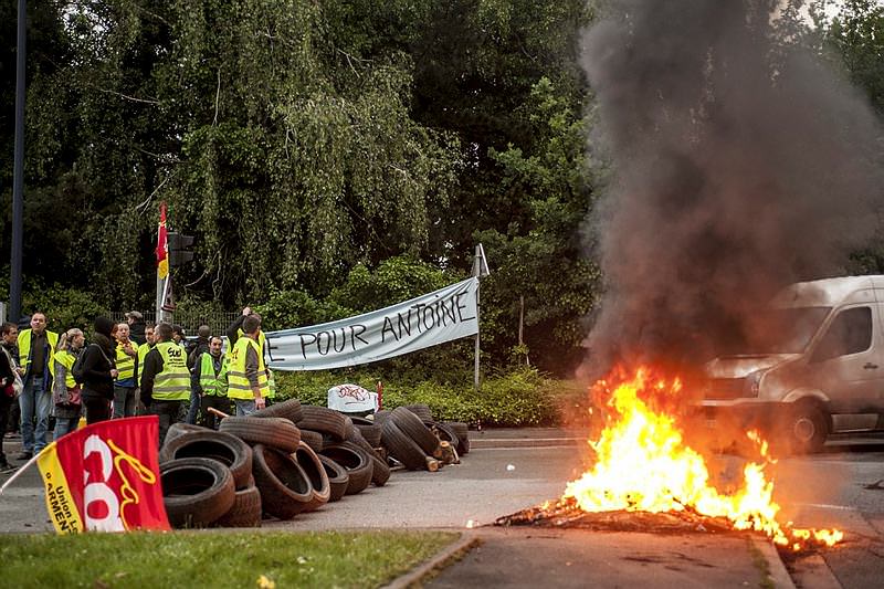 Protestolar gölgesinde EURO 2016-2