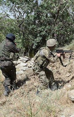 Mezarlığa bile patlayıcı tuzaklamışlar