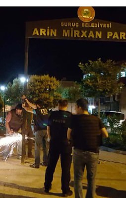 Canlı bombanın adının yazıldığı tabela böyle kaldırıldı