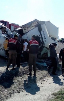 Konya'da TIR ile minibüs çarpıştı: 10 ölü