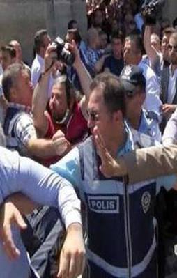Şehit cenazesinde CHP'liler şehit yakınına saldırdı!
