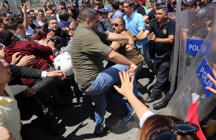 CHP'liler şimdi de polisleri tekmeledi-1