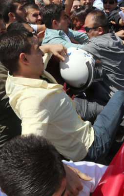 CHP'liler şimdi de polisleri tekmeledi