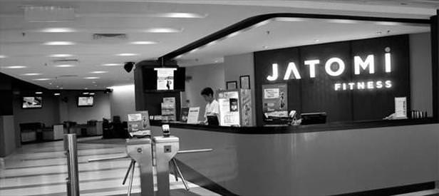 Jatomi mağduru parasını alıyor