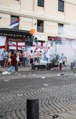 UEFA'dan Rusya ve İngiltere'ye diskalifiye uyarısı