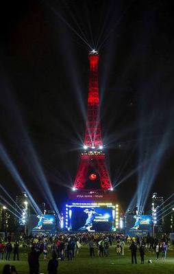 Eyfel Kulesi kırmızı-beyaza büründü