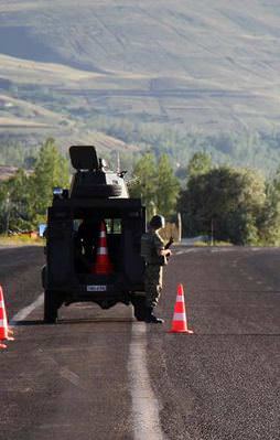 PKK'lı teröristlerden hain tuzak: 6 polis yaralı
