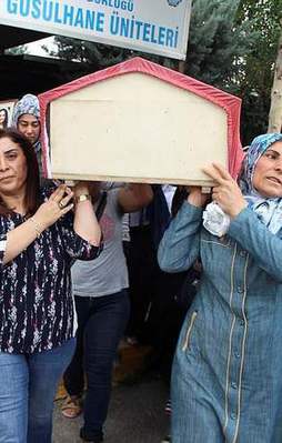 Canlı bombanın tabutunu HDP'liler taşıdı