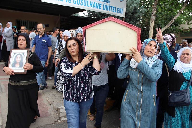 Canlı bombanın tabutunu HDP'liler taşıdı