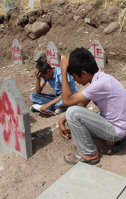 HDP'liler katliam yapılan köye alınmadı