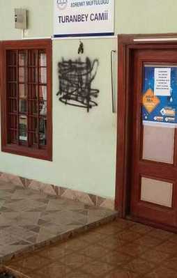 Cami duvarına haç ve PKK işareti çizdiler