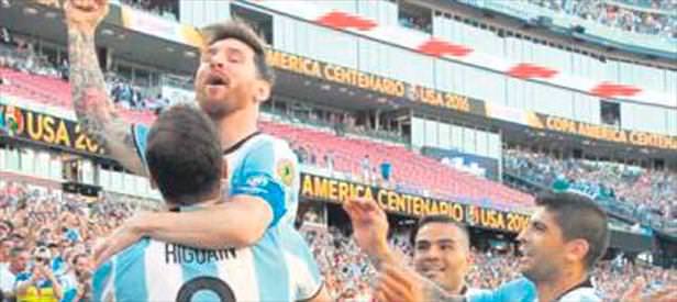 Messi ve çetesi yarı finalde!